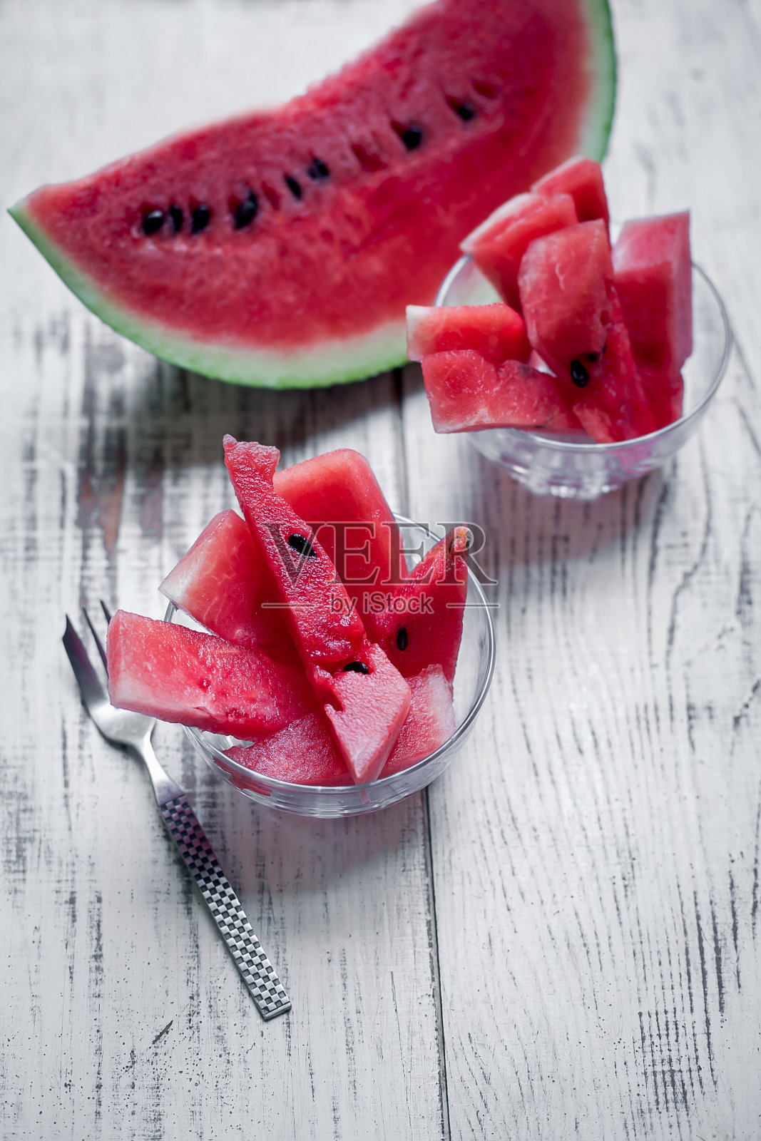 木桌上放着几片熟西瓜照片摄影图片