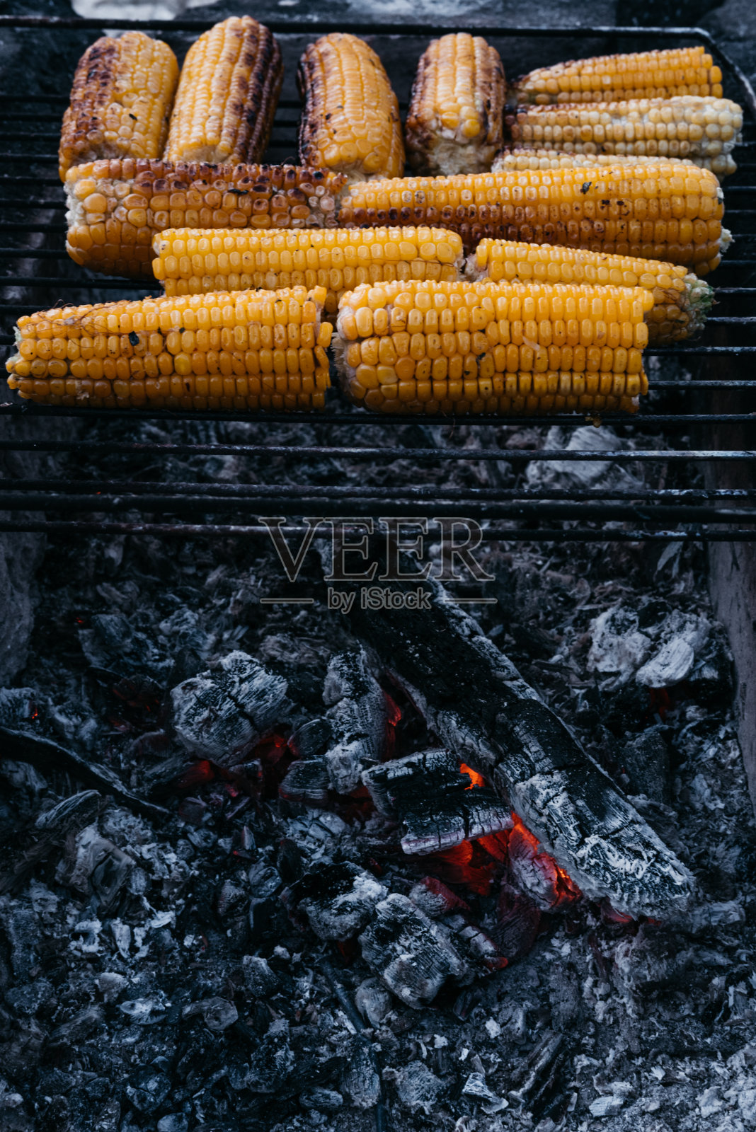 火烤玉米，香甜的烤玉米，适合纯素食者的健康食品，一穗玉米照片摄影图片