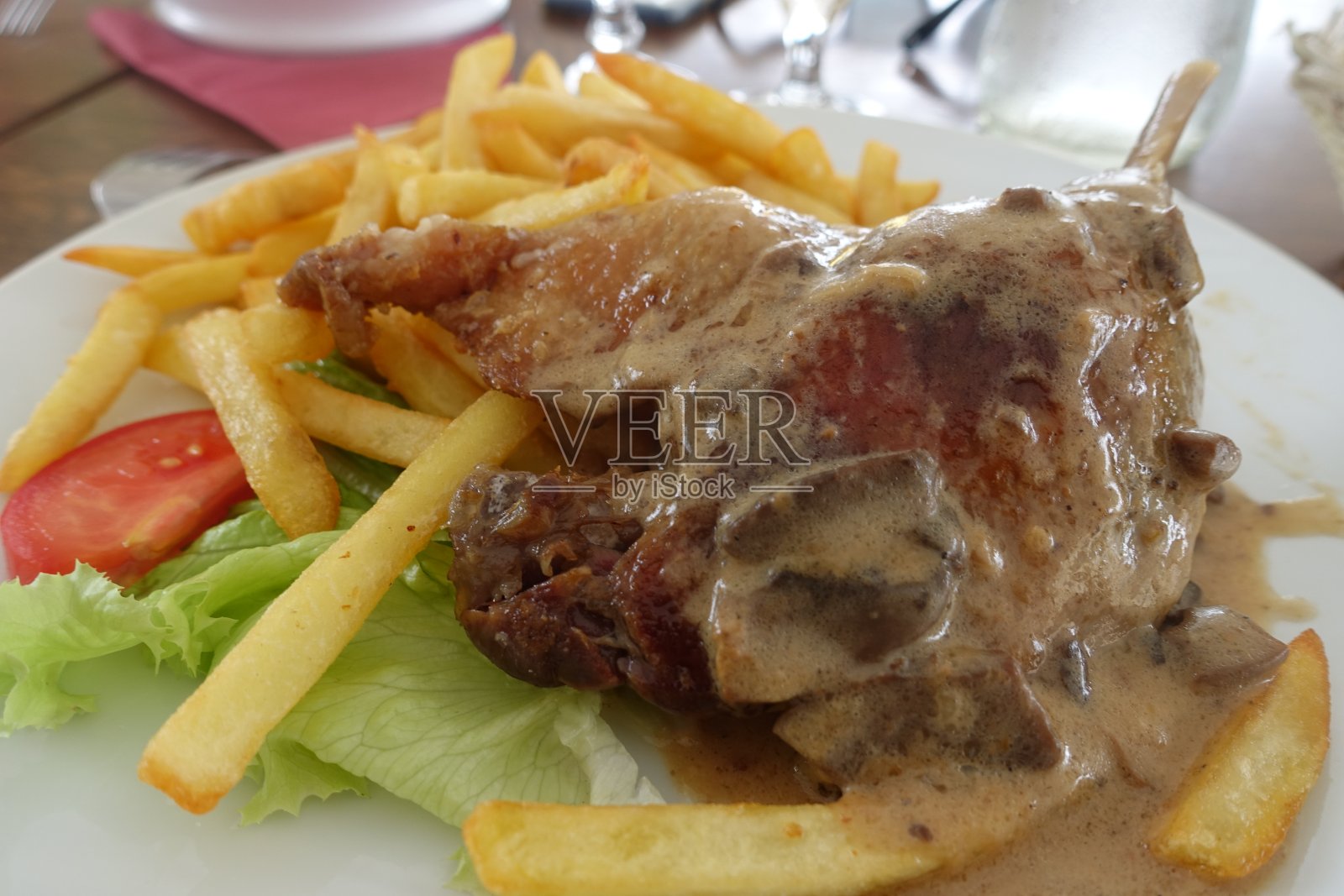 蘑菇鸭腿配炸薯条照片摄影图片