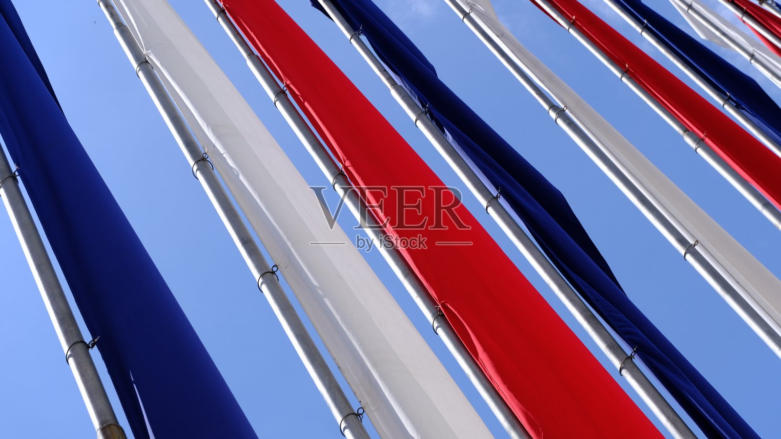 节日的彩旗飘扬在城市的街道上照片摄影图片