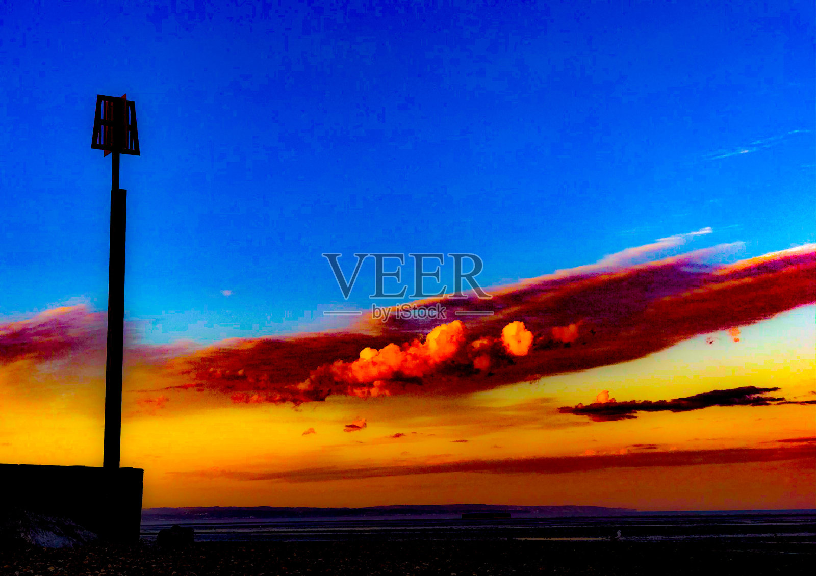 日落时增强海景的色彩照片摄影图片