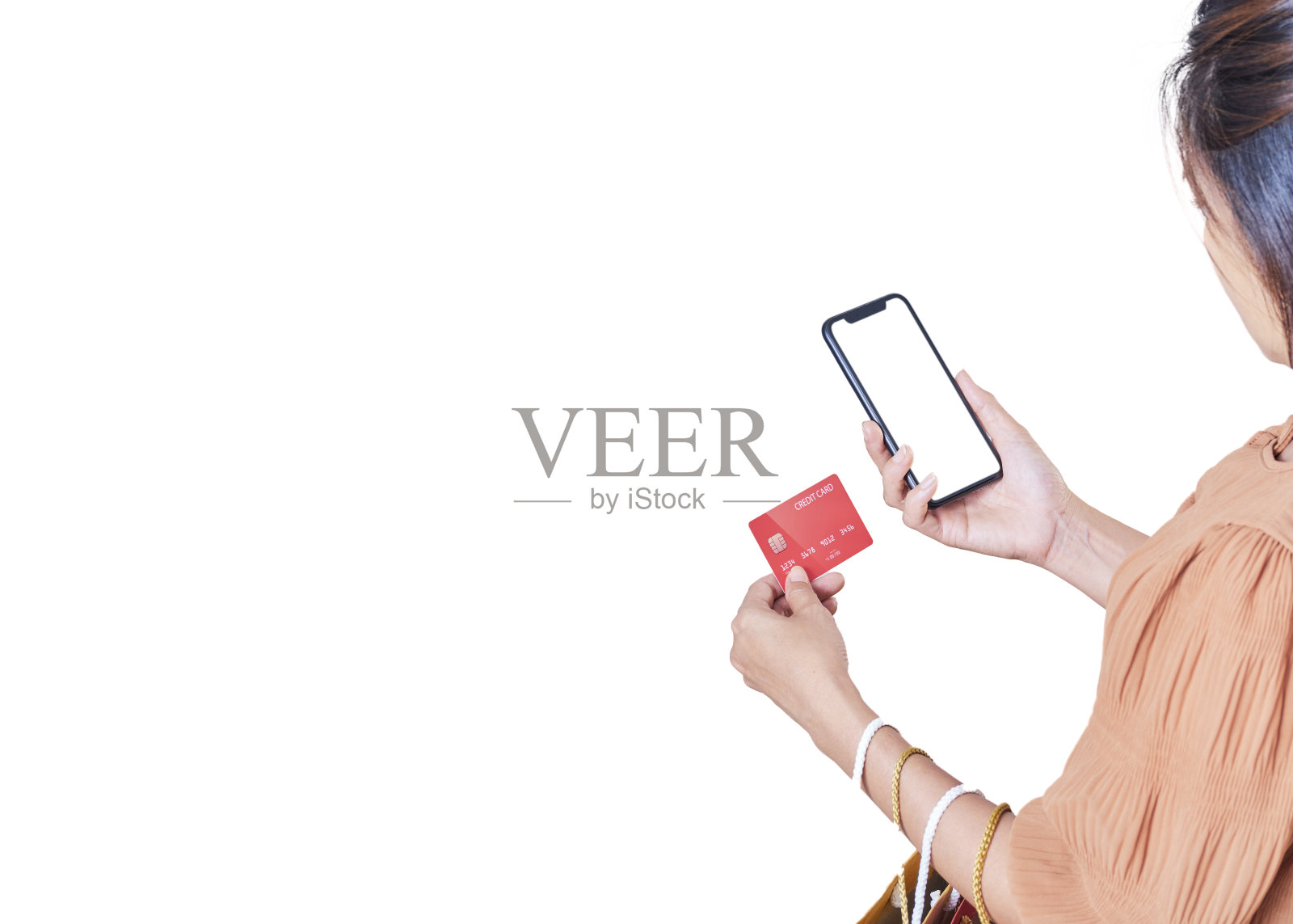 女性用智能手机用信用卡支付网上购物照片摄影图片