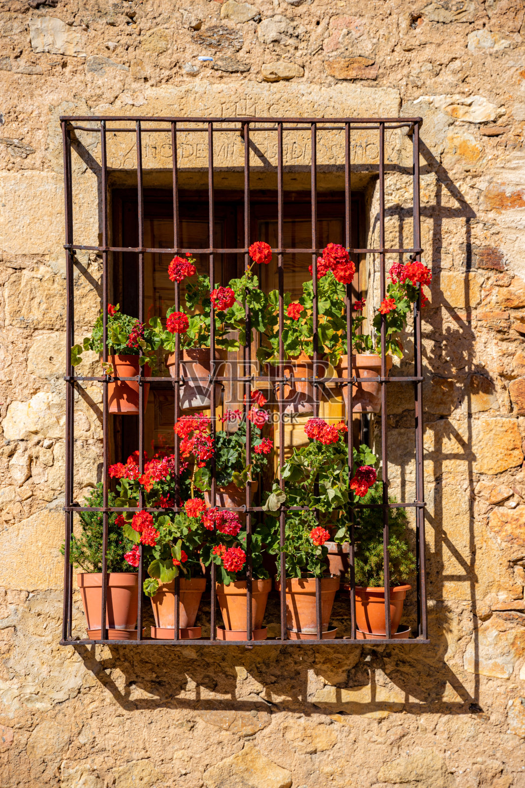 铁窗美人，佩德拉萨，西班牙。照片摄影图片