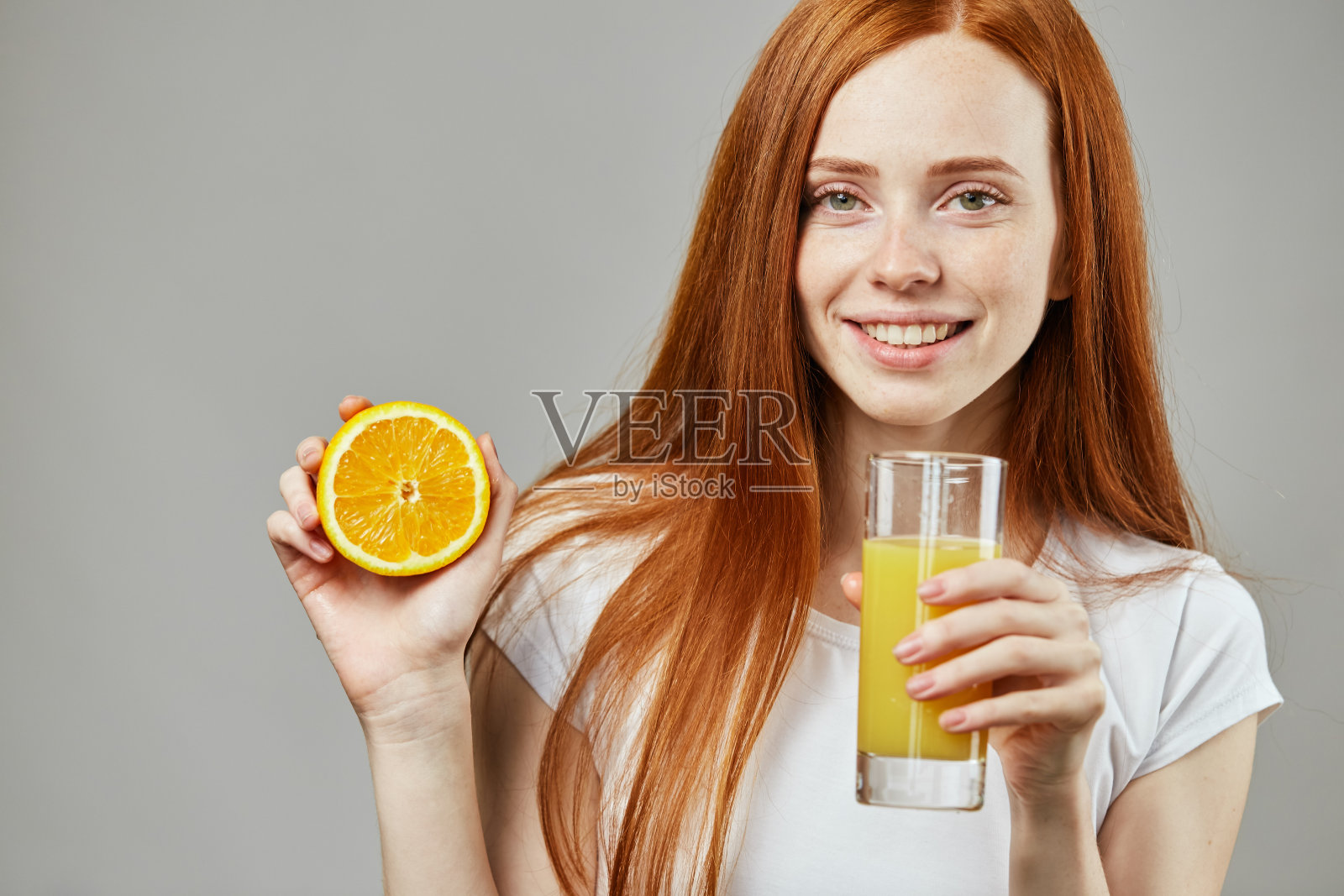 开朗漂亮的女孩，橙色的，还有杯子照片摄影图片