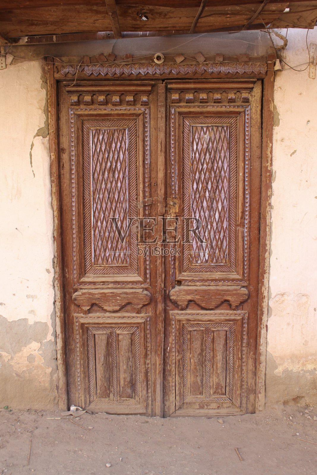 卢克索伊斯纳街道上，设计精美的古老木门照片摄影图片