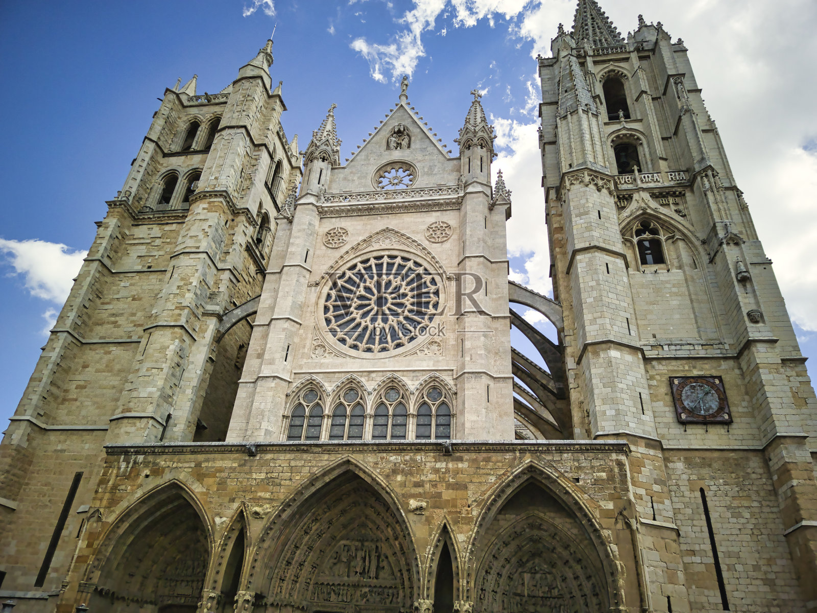 里昂哥特式大教堂正面的特写照片摄影图片