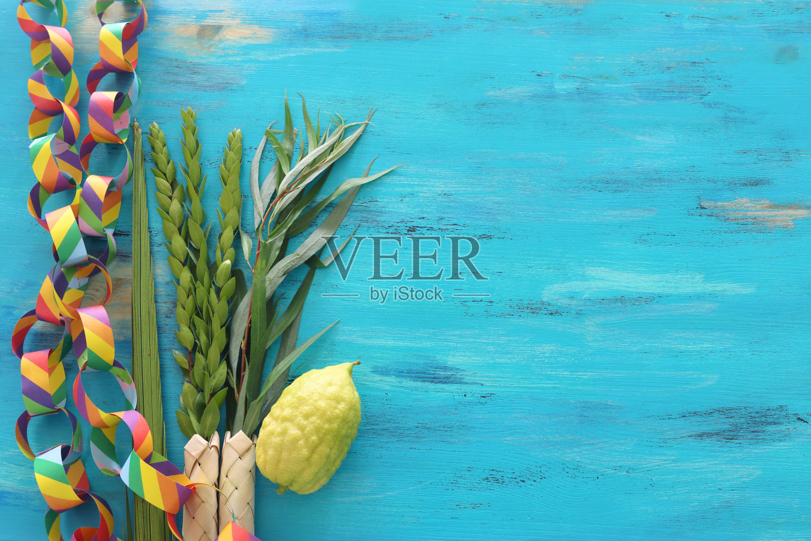 犹太人住棚节。传统符号(四种):Etrog(香橼)、lulav(棕榈枝)、hadas(桃金娘)、arava(柳树)照片摄影图片