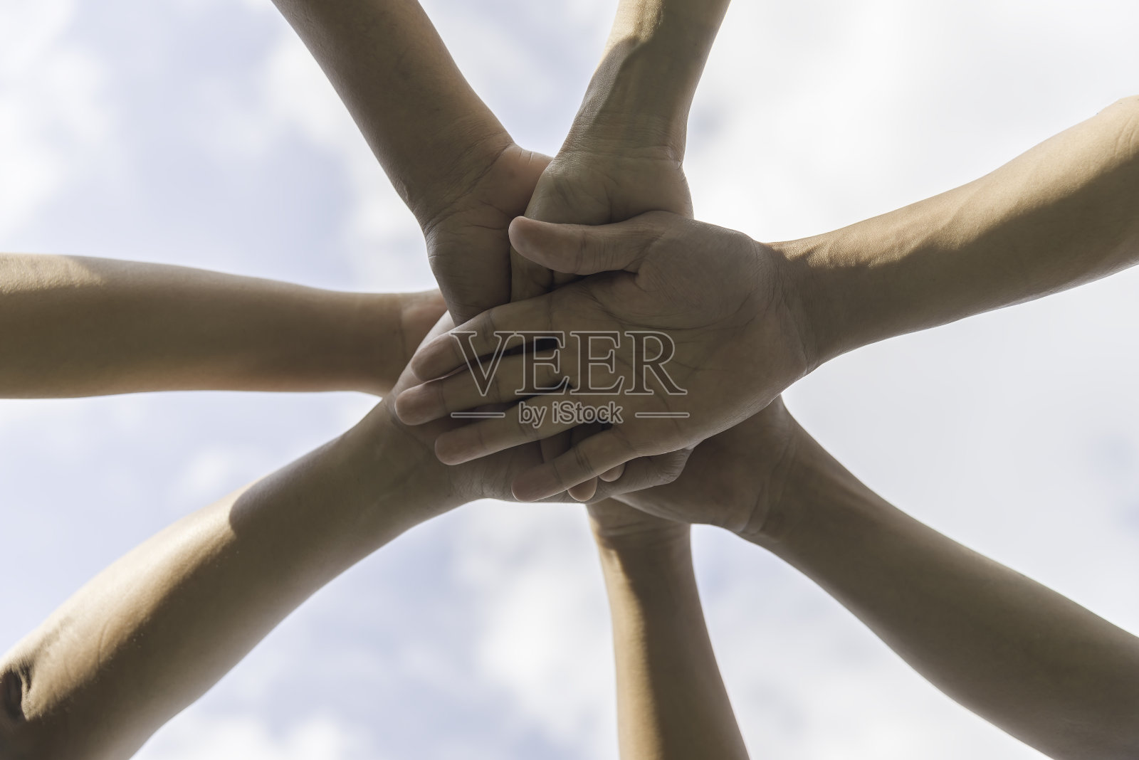 团结团结人民携手共进社区团队合作。双手精神团队一起在户外工作。团结有力，与人握手或一致的感觉或快乐多样的教育行动照片摄影图片