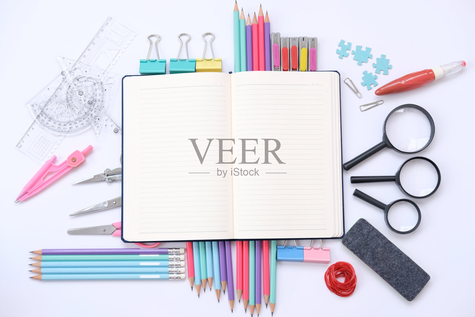 白色背景上的学校项目照片摄影图片