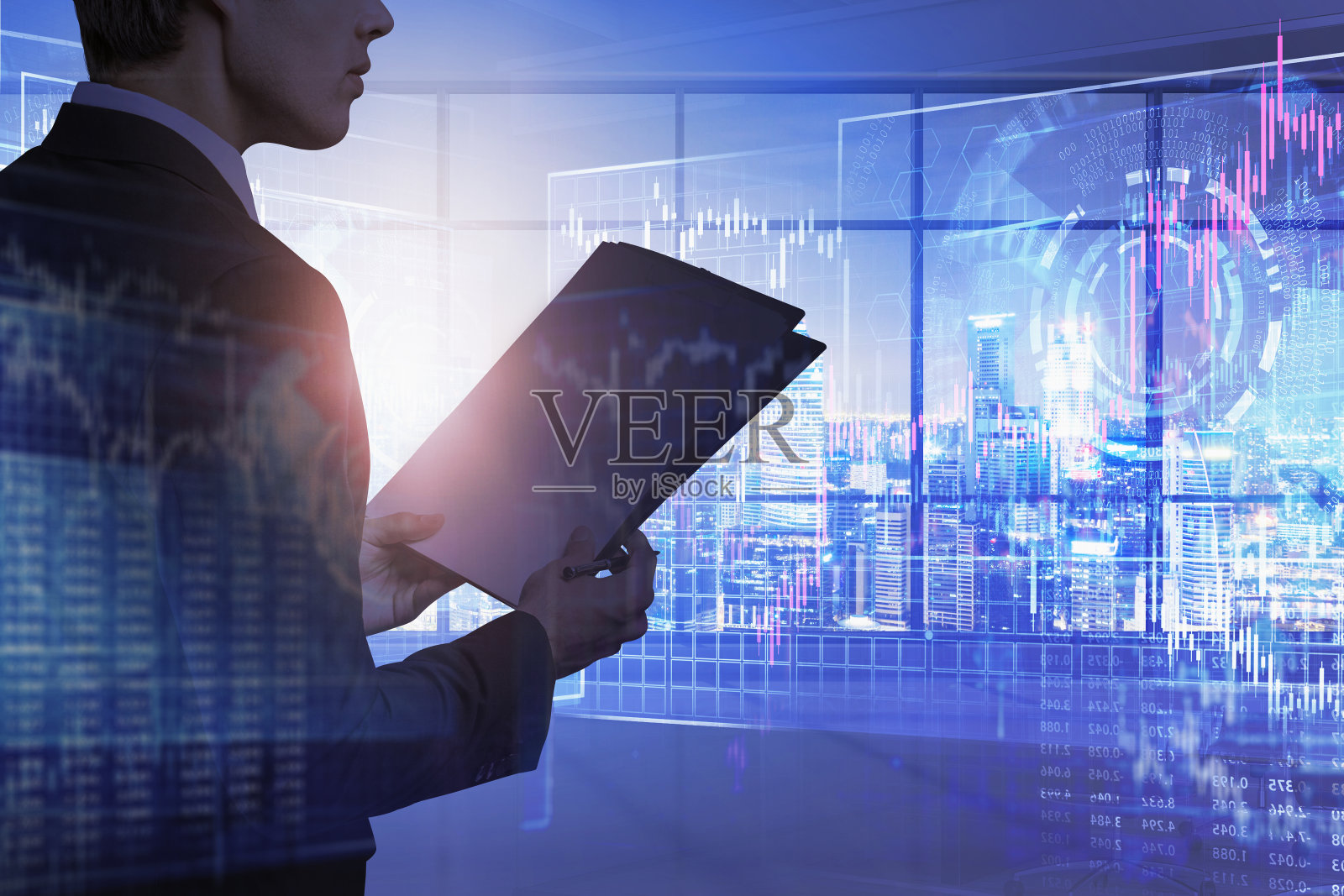 交易员与剪贴板在夜间办公室，HUD图表照片摄影图片