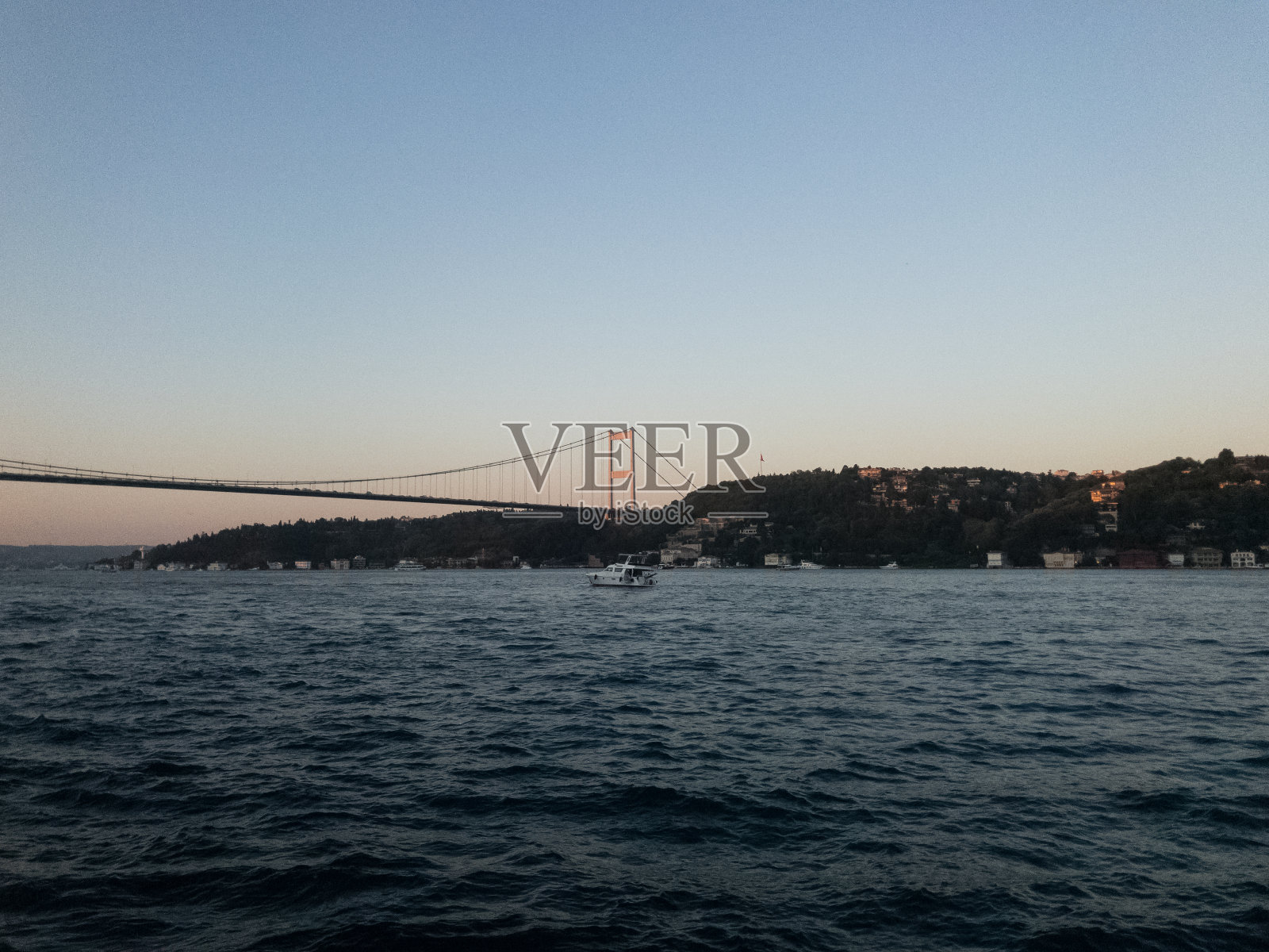 从伊斯坦布尔乘船穿过博斯普鲁斯海峡的日落景色。博斯普鲁斯海峡。小时金色的夕阳。照片摄影图片