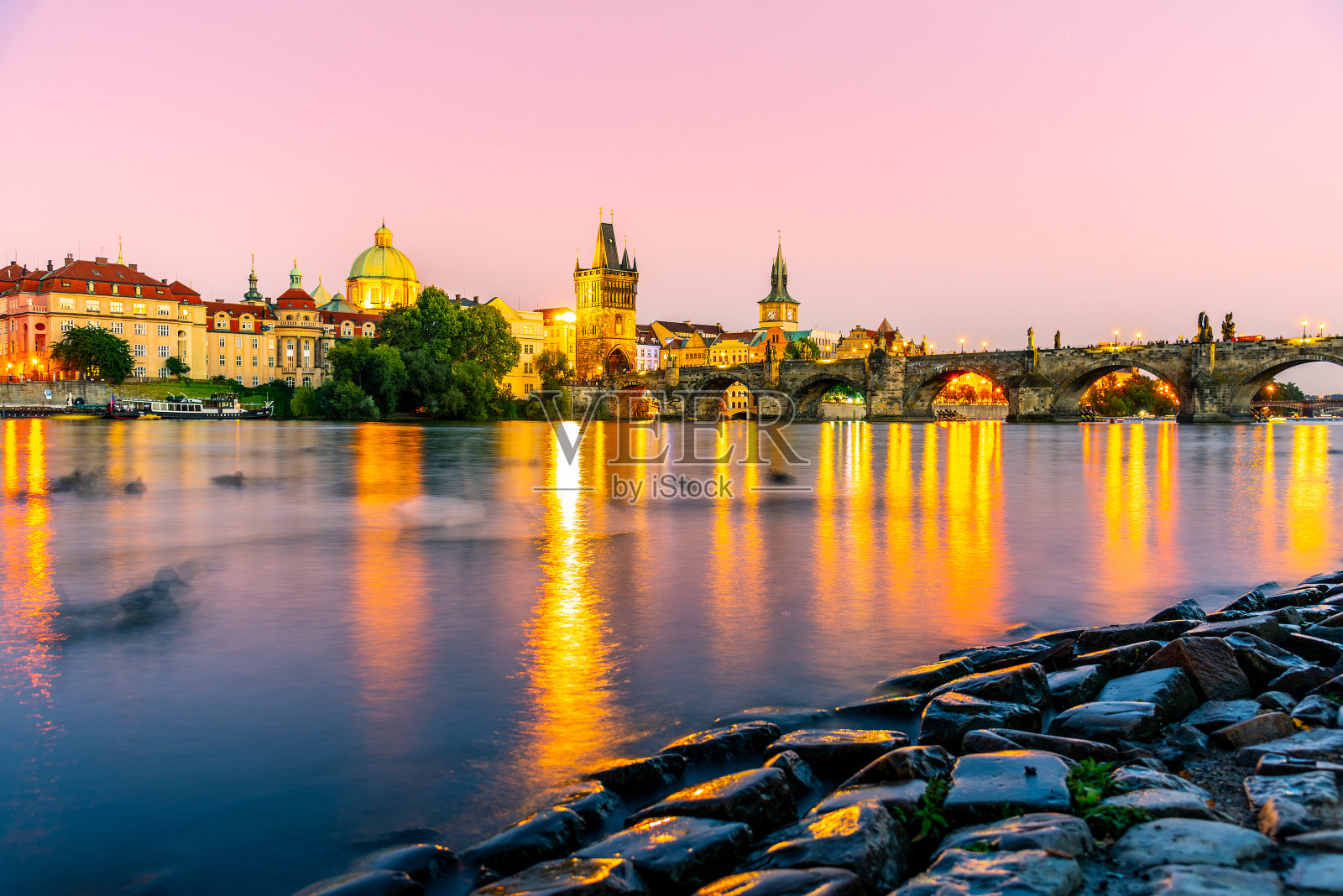 伏尔塔瓦河和照亮查理大桥的夜晚。布拉格,捷克共和国照片摄影图片