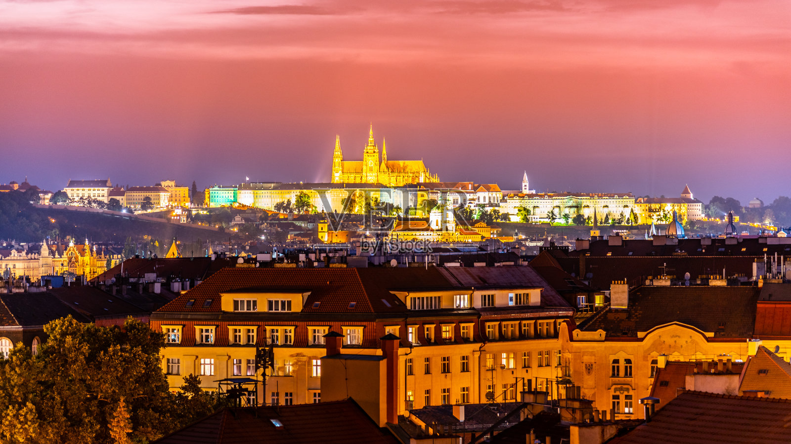 布拉格城堡夜景。从Vysehrad了望。布拉格,捷克共和国照片摄影图片