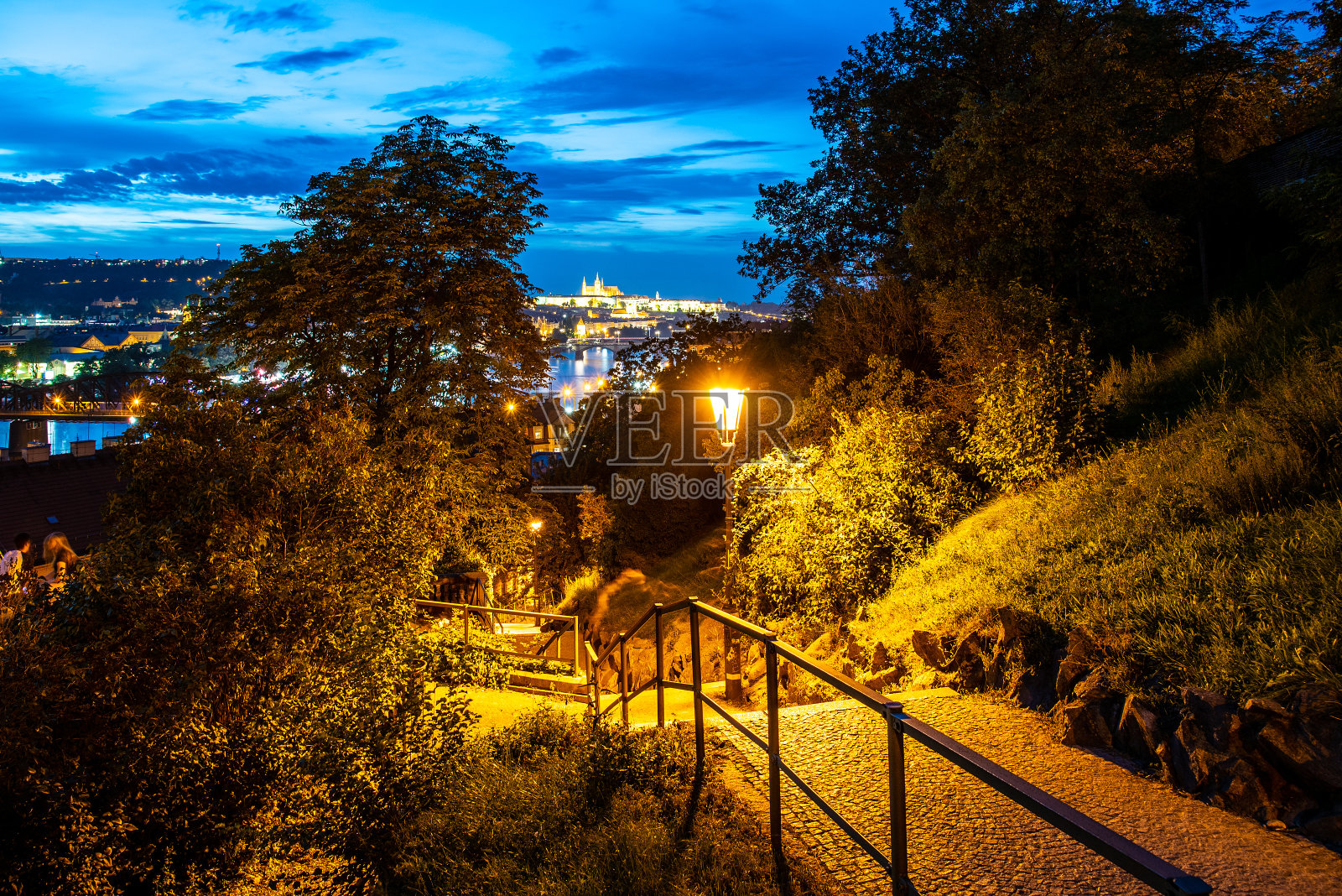 布拉格傍晚城堡伏尔塔瓦河景照片摄影图片