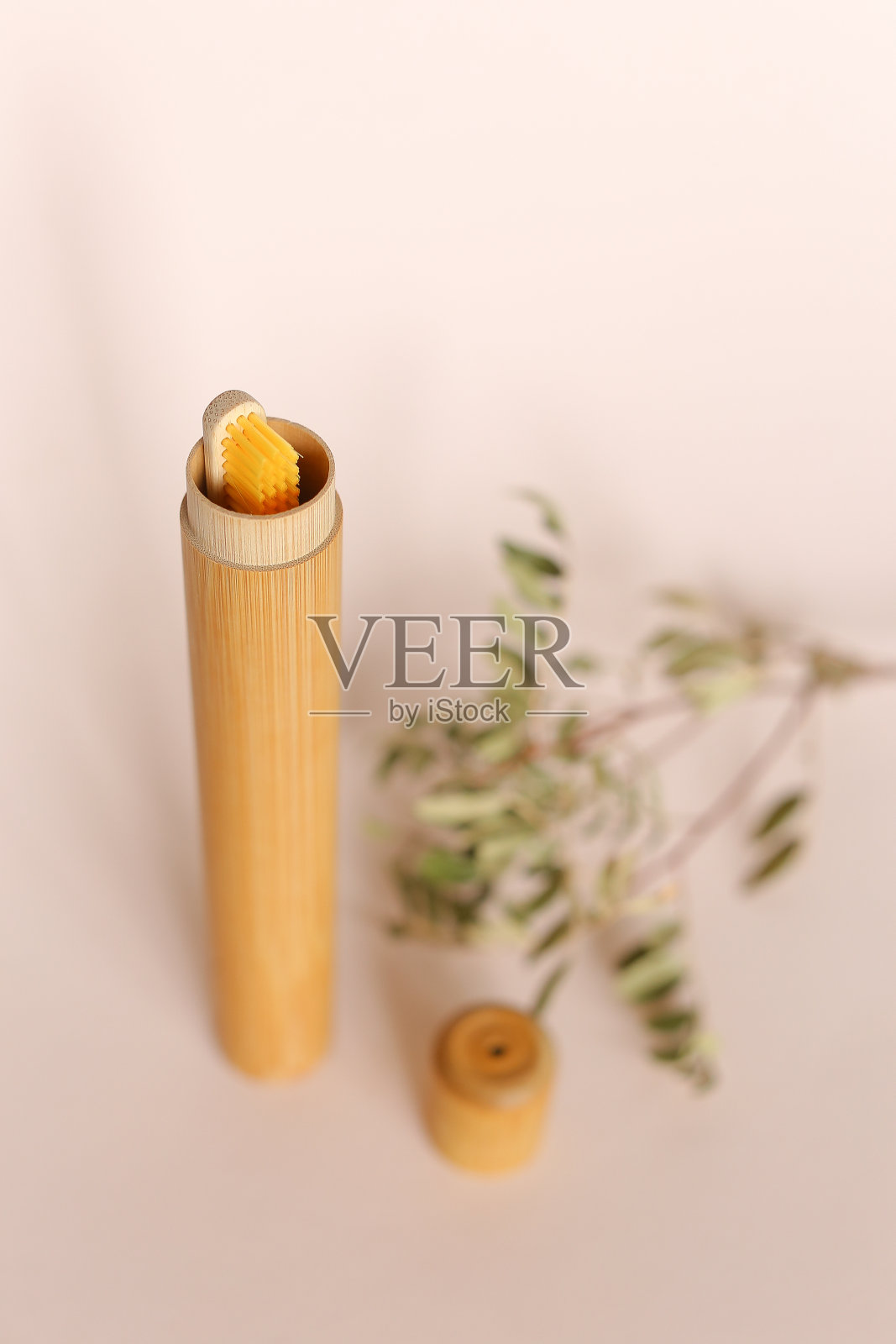 在孤立的背景下，重点关注生态木质牙刷照片摄影图片