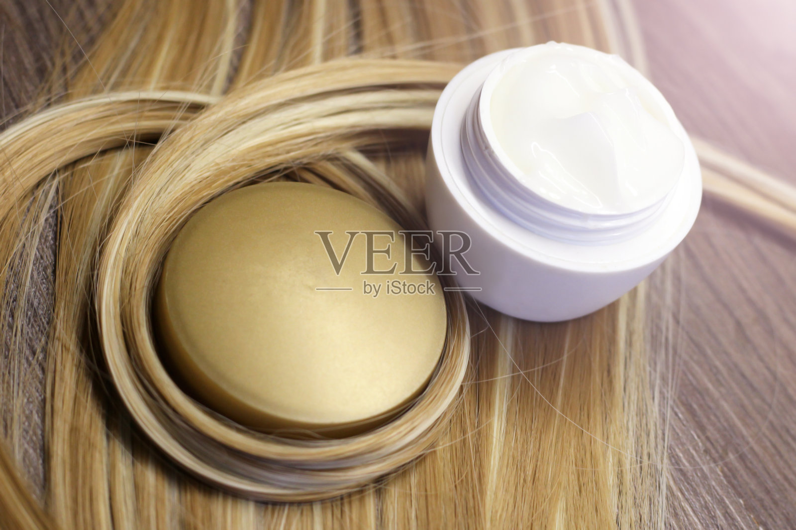 摩丝泡沫洁面泡沫在金发上照片摄影图片