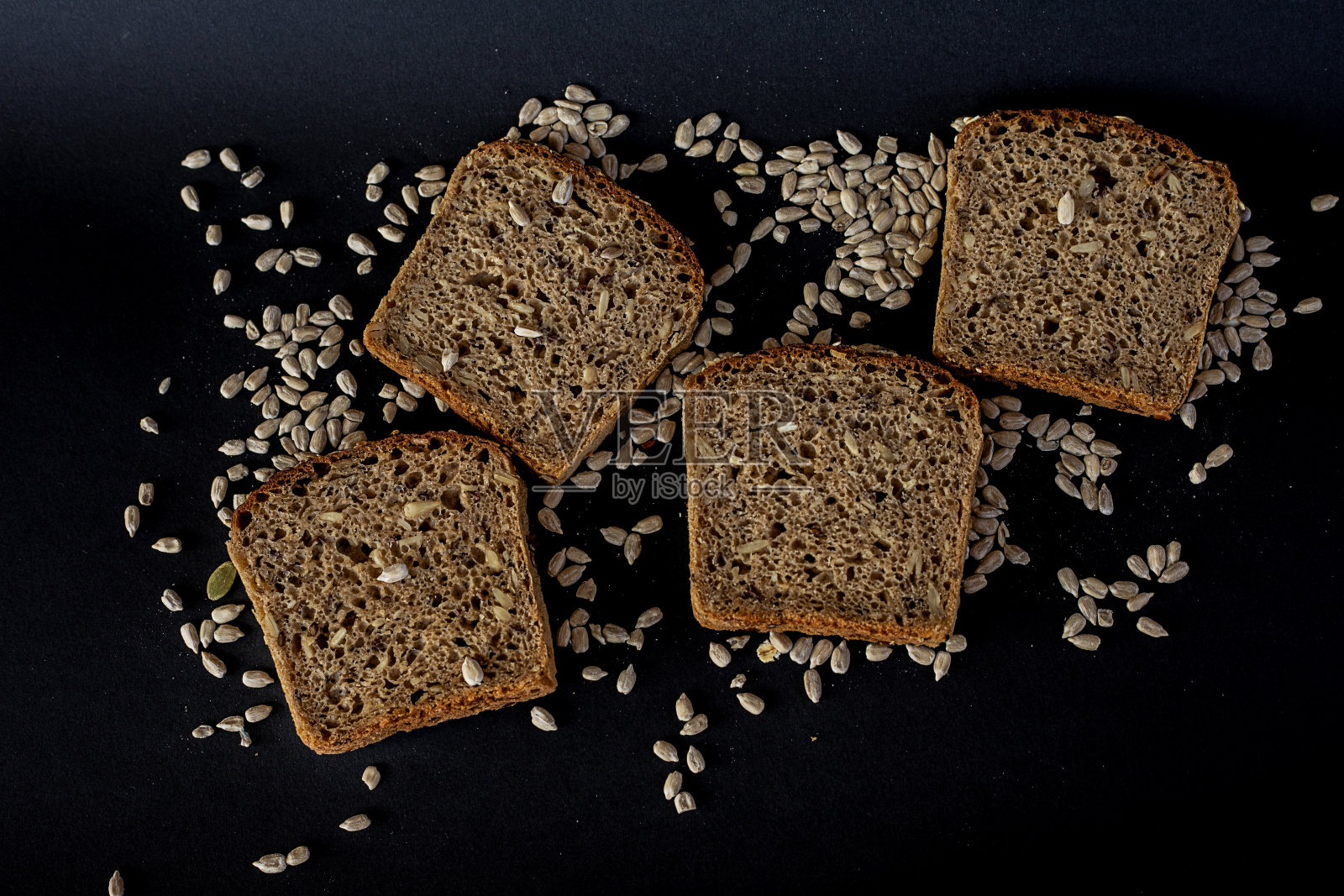 新烤的带种子的自制面包。削减。从上往下看。关闭了。照片摄影图片
