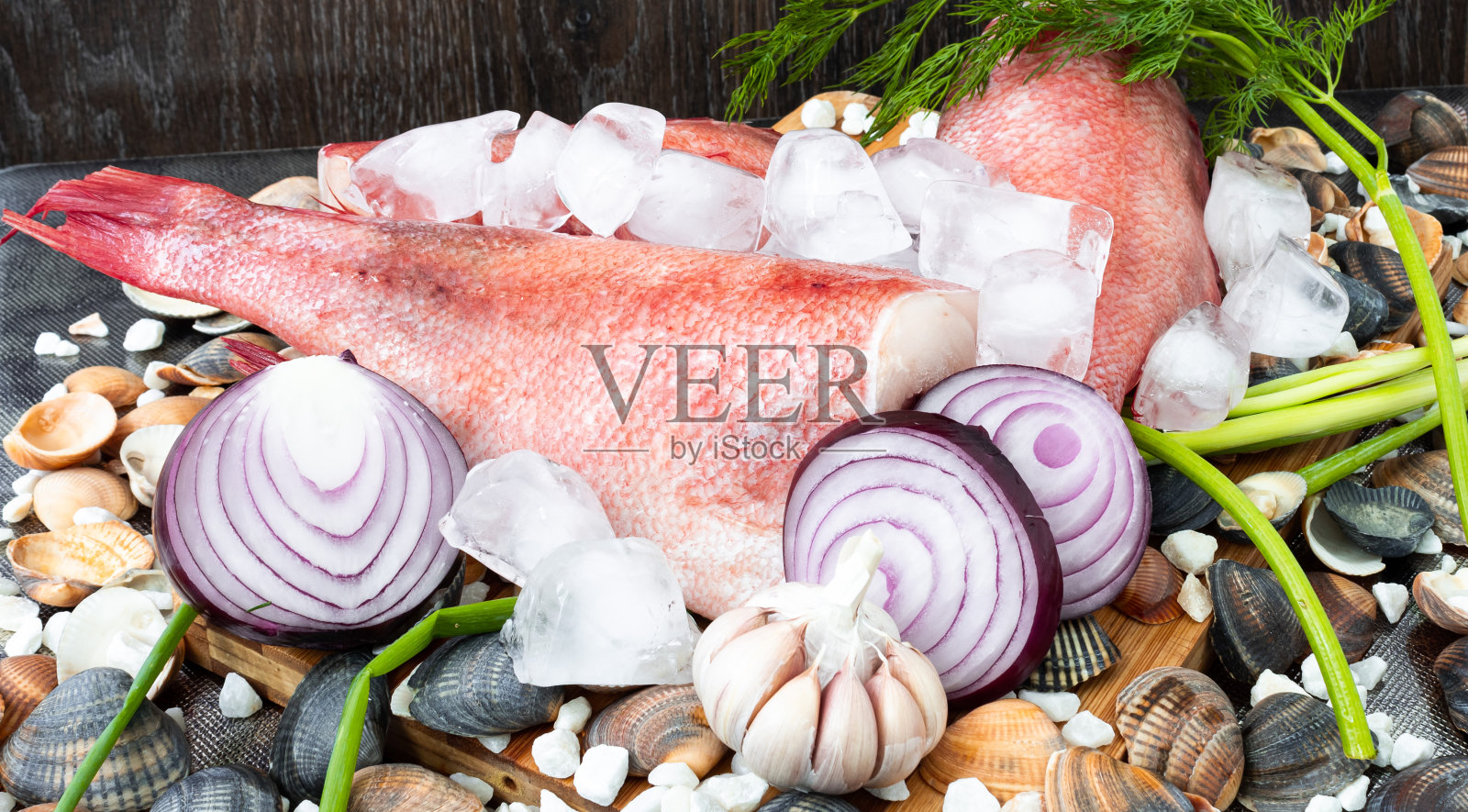 海鲜。鱼。生鲈鱼配香草，香料，冰。照片摄影图片