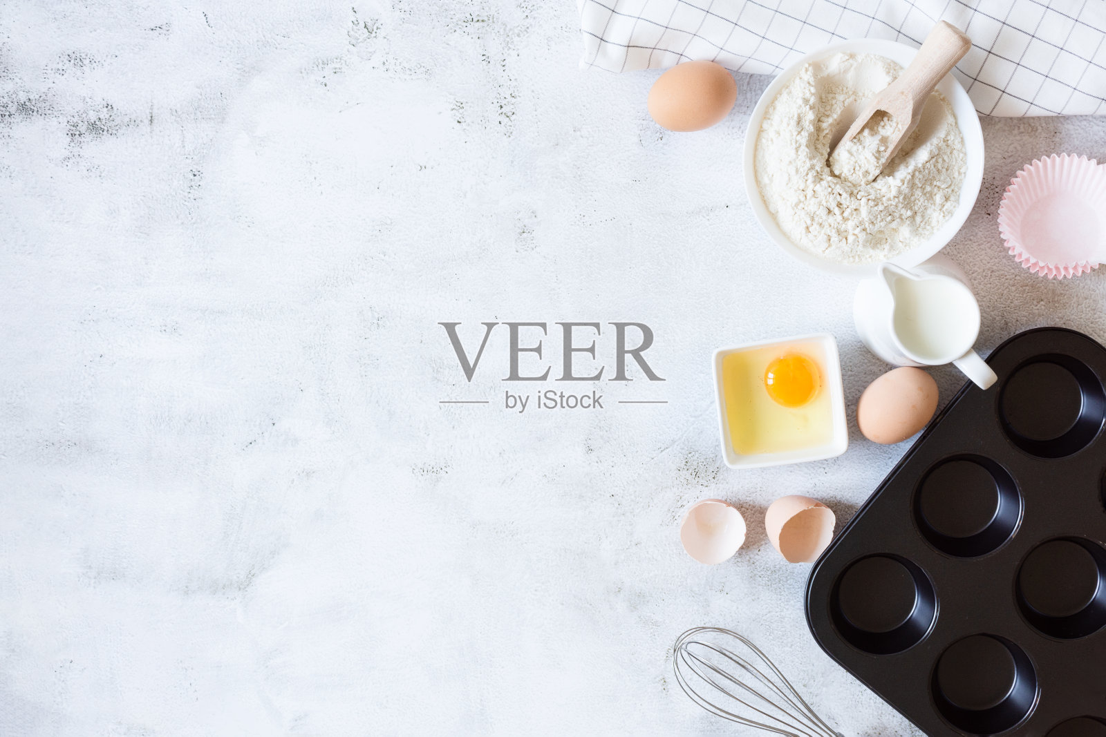 配料和工具的蛋糕准备灰色背景俯视图。照片摄影图片