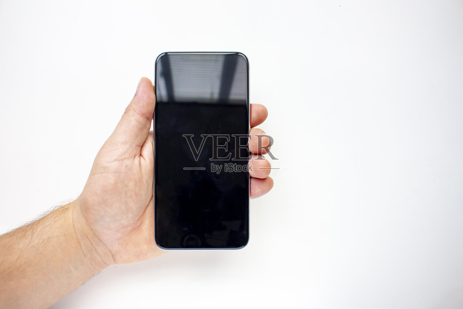一个拿着黑屏白底智能手机的人。照片摄影图片