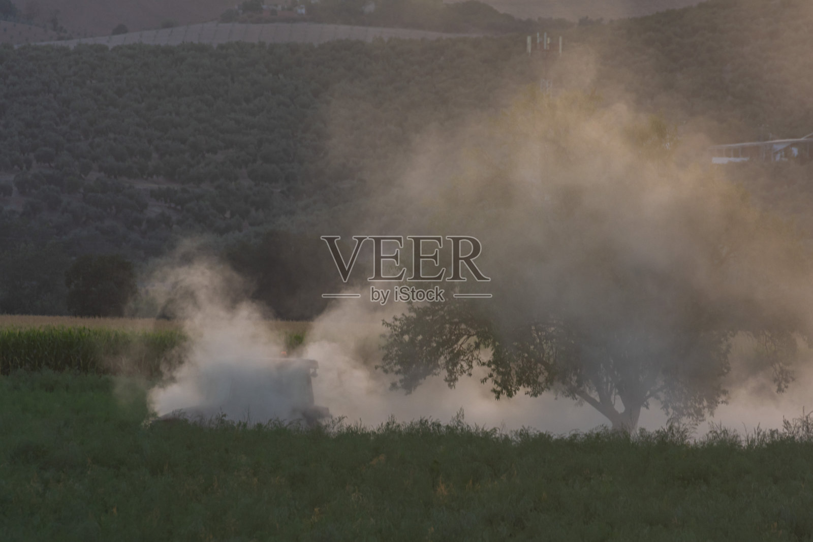 拖拉机在耕地。照片摄影图片