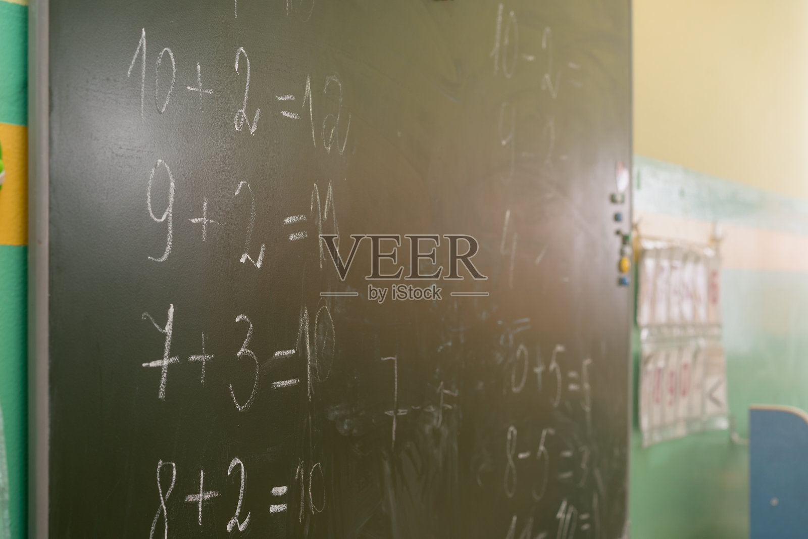 学校的绿色黑板上写着数学题照片摄影图片