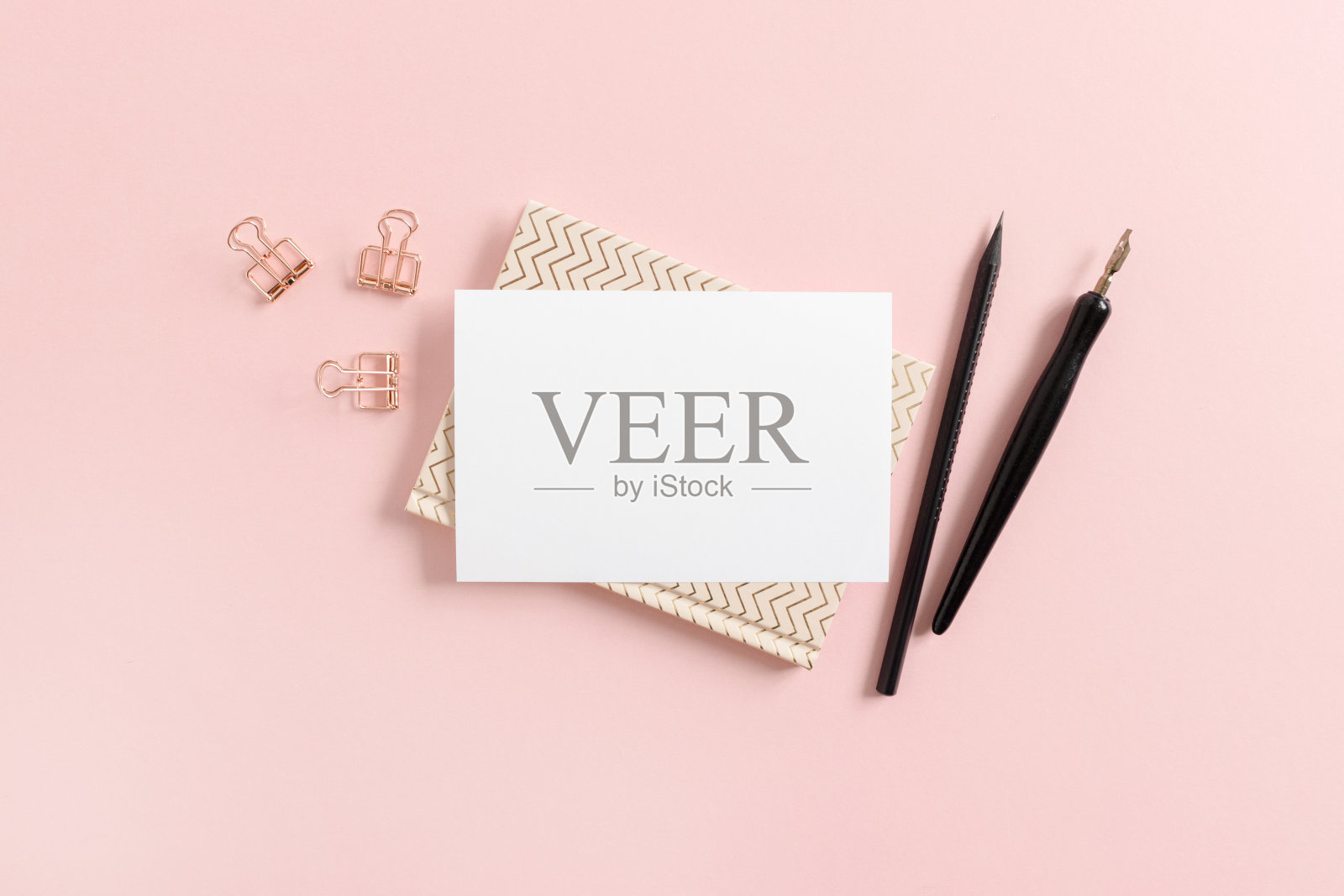 白纸模型与记事本和文具照片摄影图片