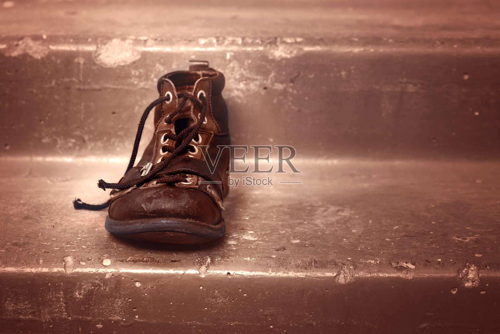 楼梯上的一只旧鞋，衰老与孤独的概念，留白照片摄影图片