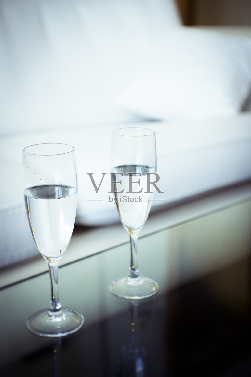 玻璃桌上放着两杯水。没有人照片摄影图片