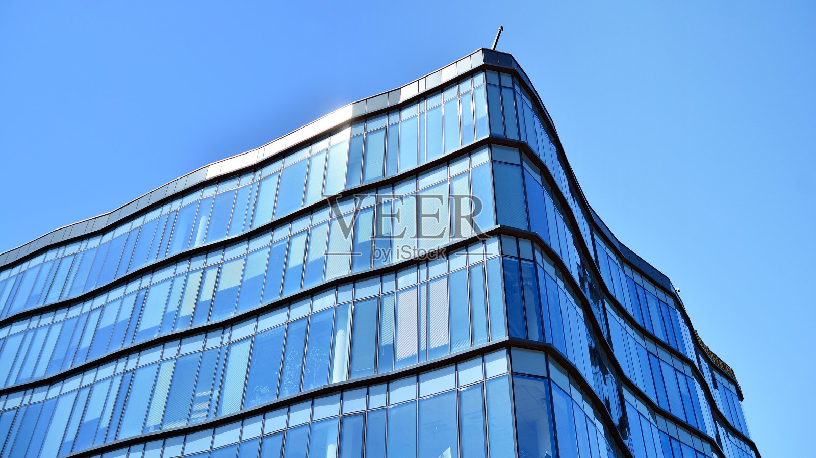 现代办公建筑的玻璃幕墙。照片摄影图片