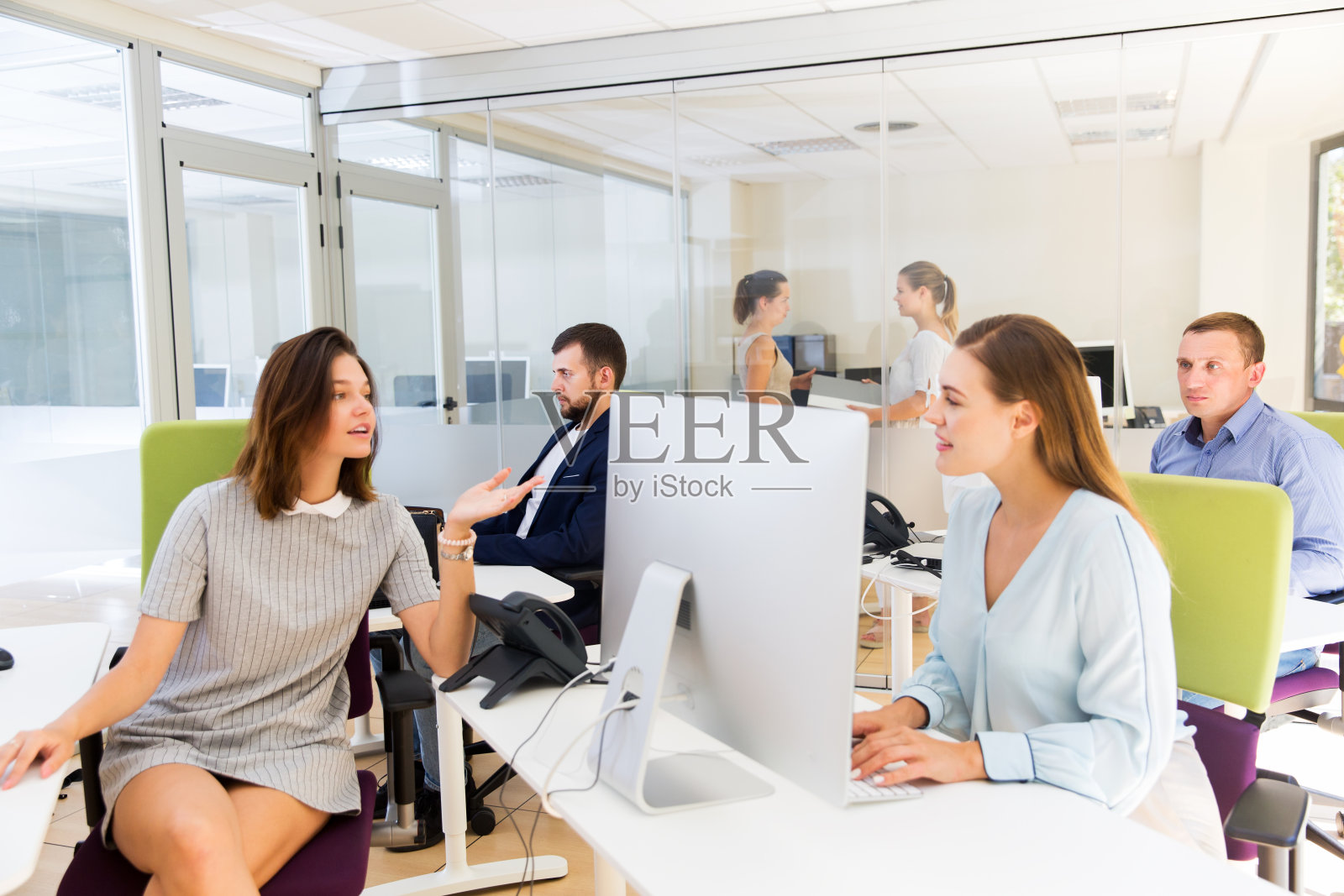 女同事在工作中热烈讨论照片摄影图片