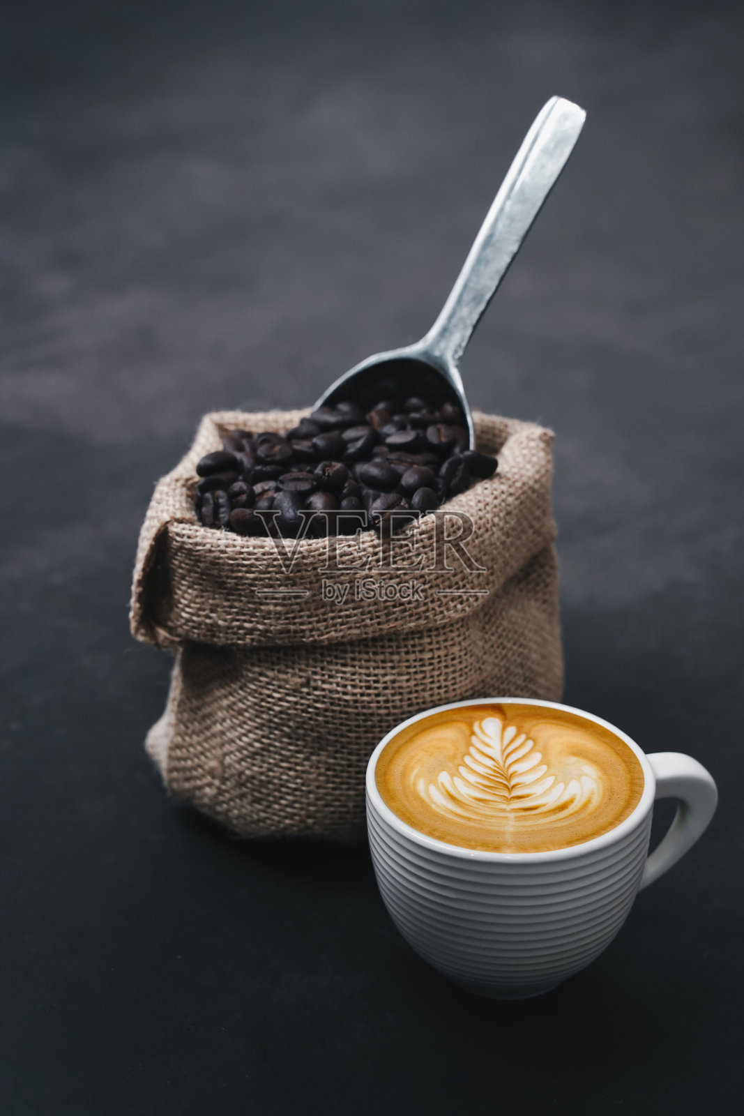 咖啡杯和豆子放在旧餐桌上。带有文本拷贝空间的俯视图照片摄影图片