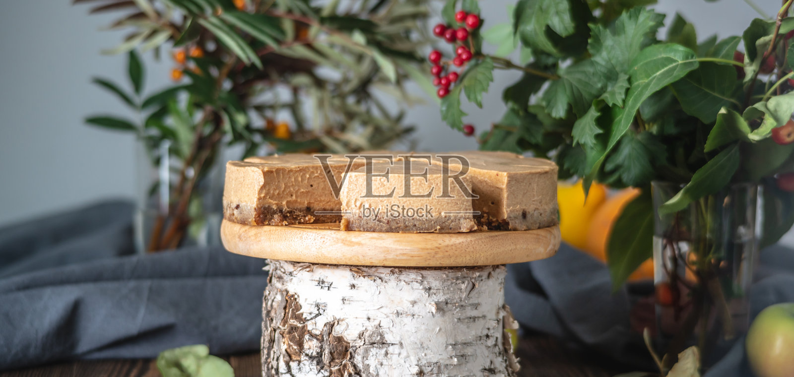 棕色慕斯蛋糕，没有装饰，切成块。乡村风格。秋的意境和气氛的概念照片摄影图片