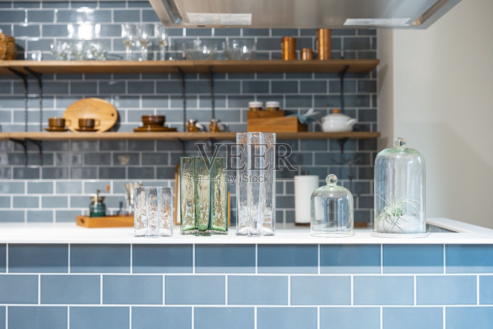 一个明亮而干净的厨房照片摄影图片