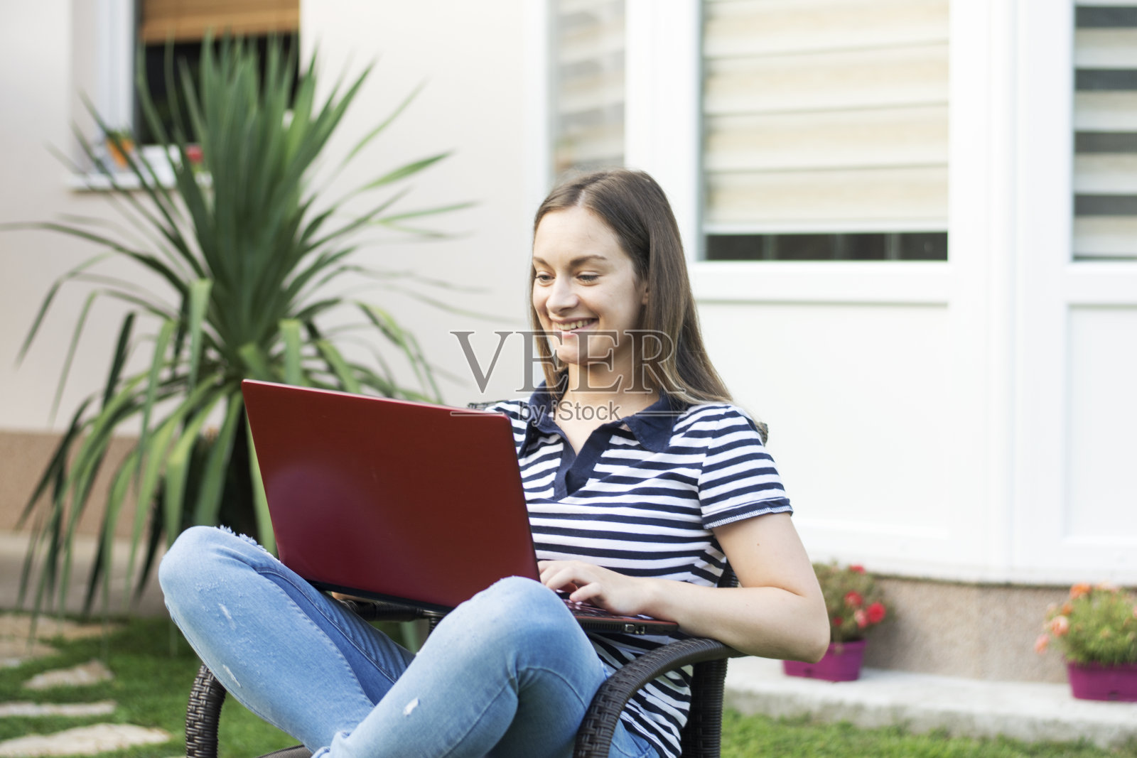 在后院用笔记本电脑的女人照片摄影图片