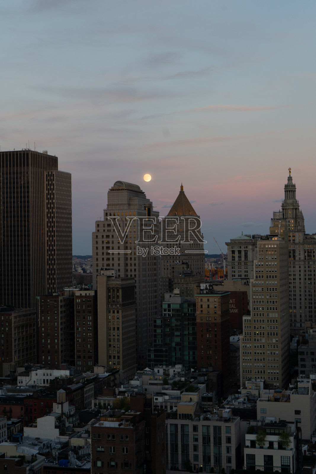 顶层阳台可以俯瞰纽约摩天大楼照片摄影图片