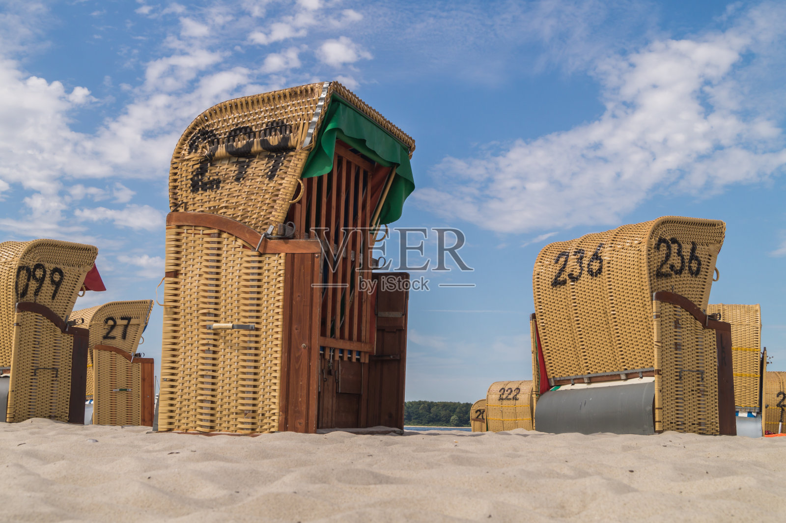 波罗的海的沙滩椅。照片摄影图片