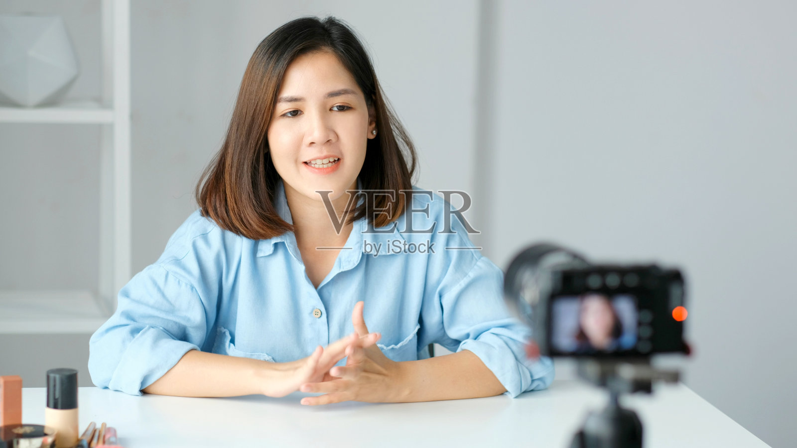 美妆博客，年轻的亚洲博主录制视频，辅导国内美容产品化妆，亚洲化妆品视频博主在线播放，女性美妆时尚生活视频博客照片摄影图片