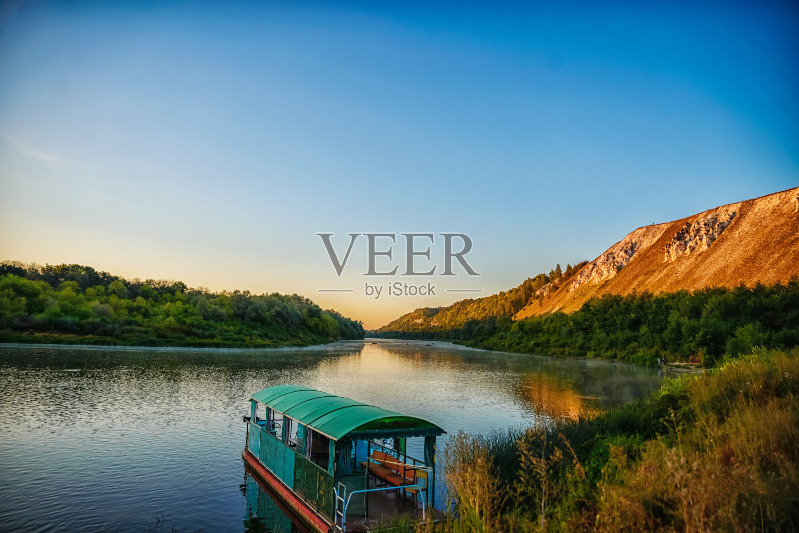 美丽的日出在河岸附近的山照片摄影图片