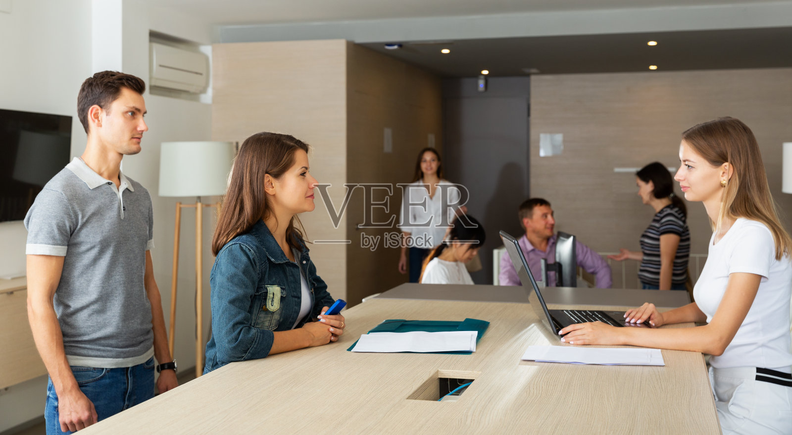 男性和女性经理开会照片摄影图片