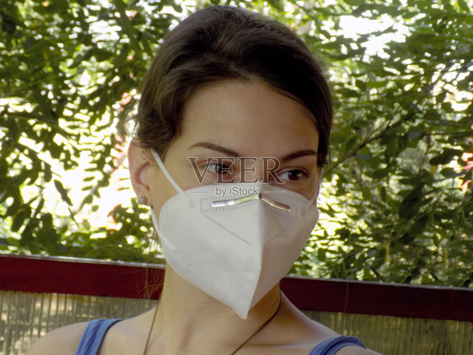 年青人戴口罩以预防冠状病毒病照片摄影图片