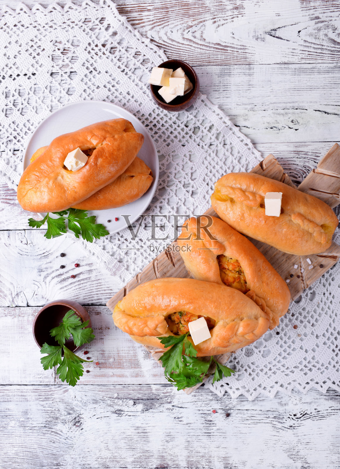 白木桌上的生面团肉馅拉斯特盖派照片摄影图片