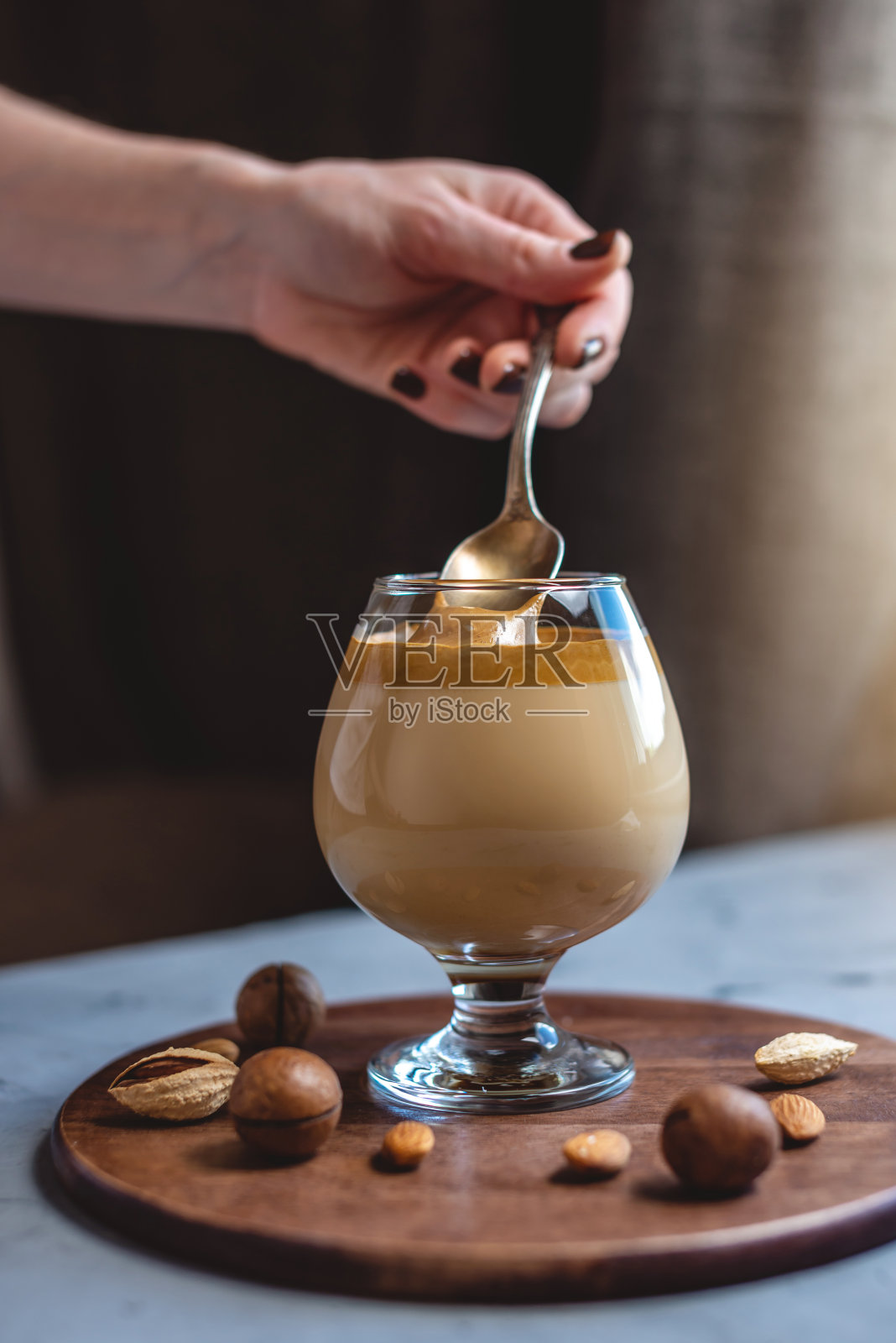 一杯冰凉的达尔戈纳咖啡配上可口的慕斯。美味清爽的饮料。流行的壮观饮料，可以在家里用水，糖，速溶咖啡和牛奶照片摄影图片