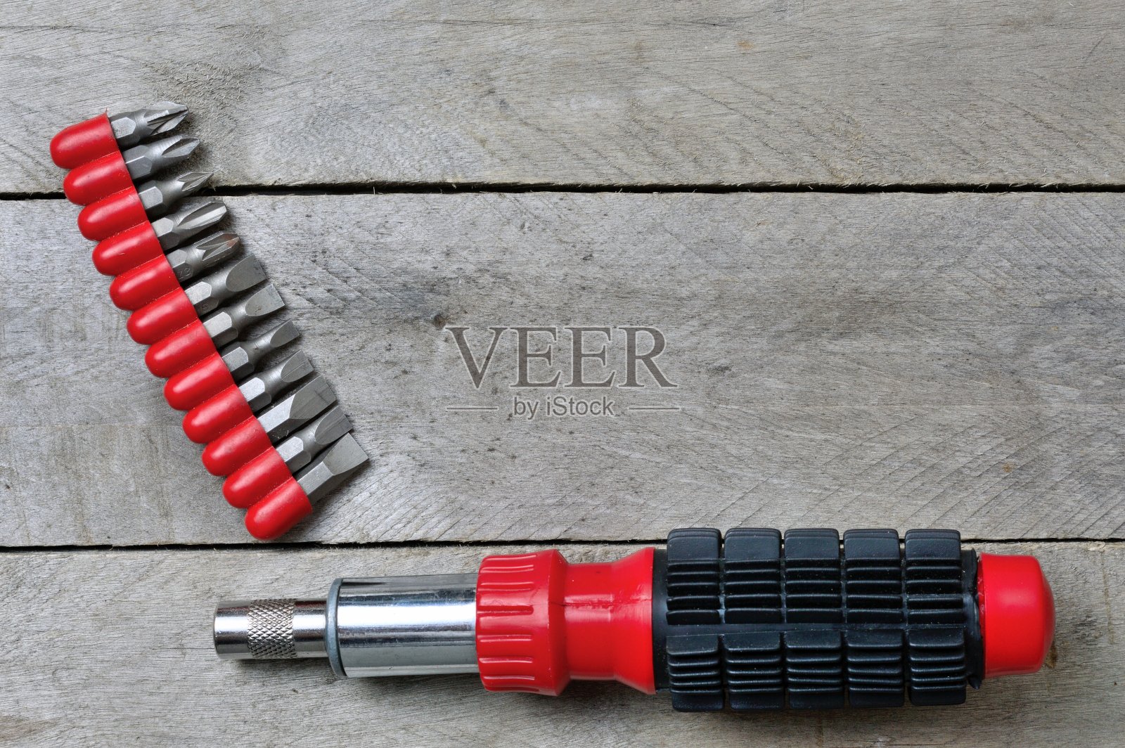 木背景上的螺丝刀和钻头照片摄影图片