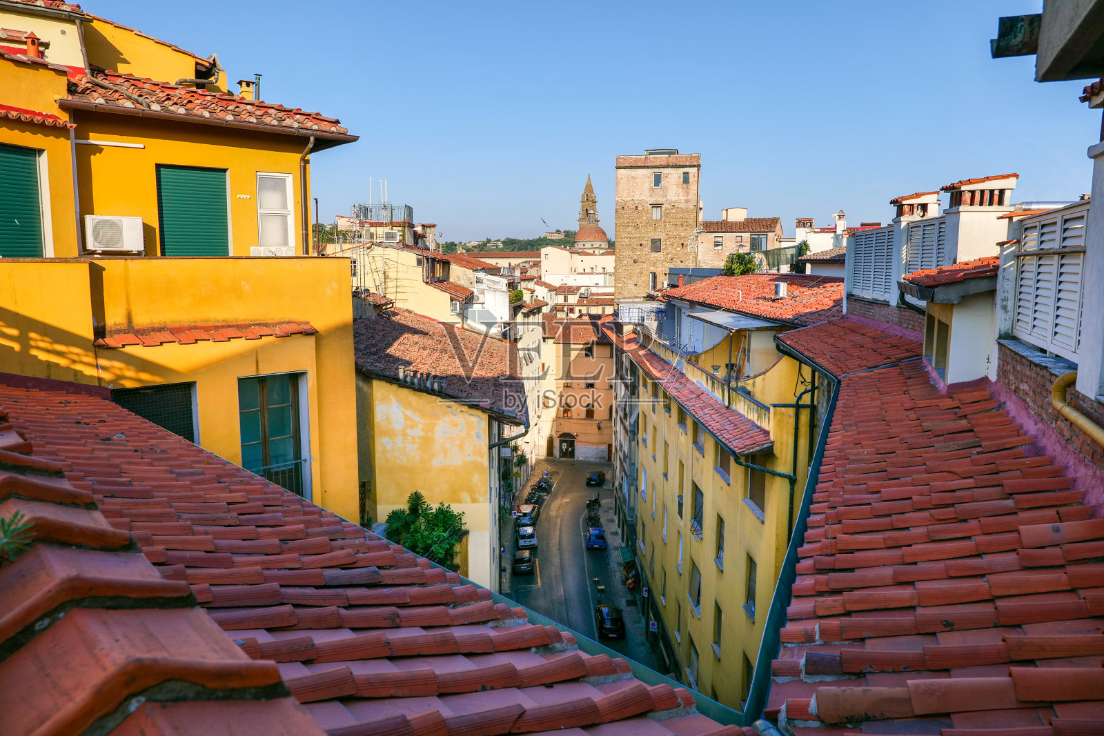 清晨的阳光下从屋顶俯瞰佛罗伦萨的天际线照片摄影图片