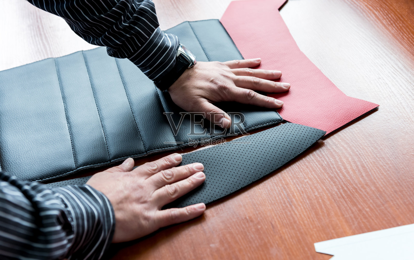 设计师裁缝缝制座套。人们用缝纫机干活。照片摄影图片