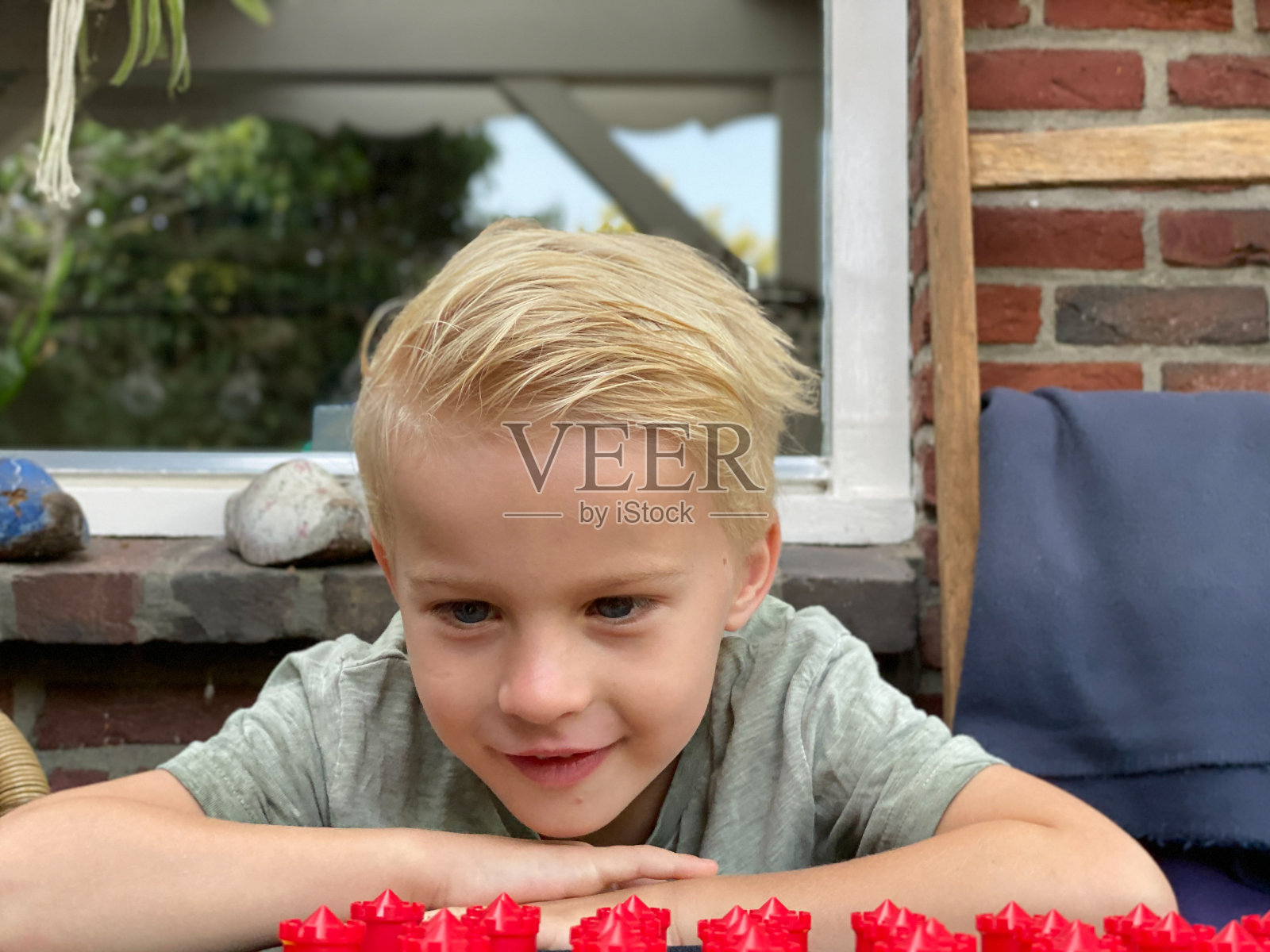 小男孩在玩棋盘游戏照片摄影图片