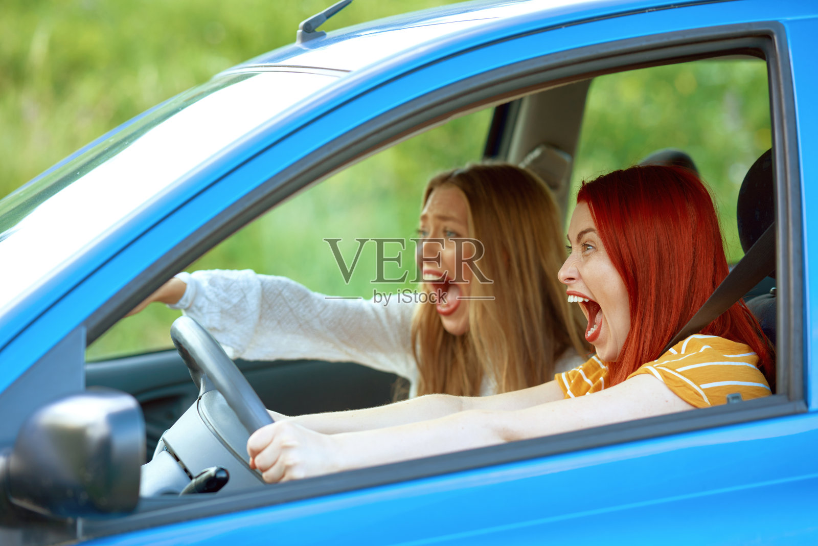 小心!发生车祸的女性照片摄影图片