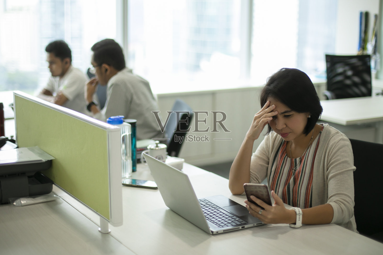 年轻女子扶着他的头沉思照片摄影图片