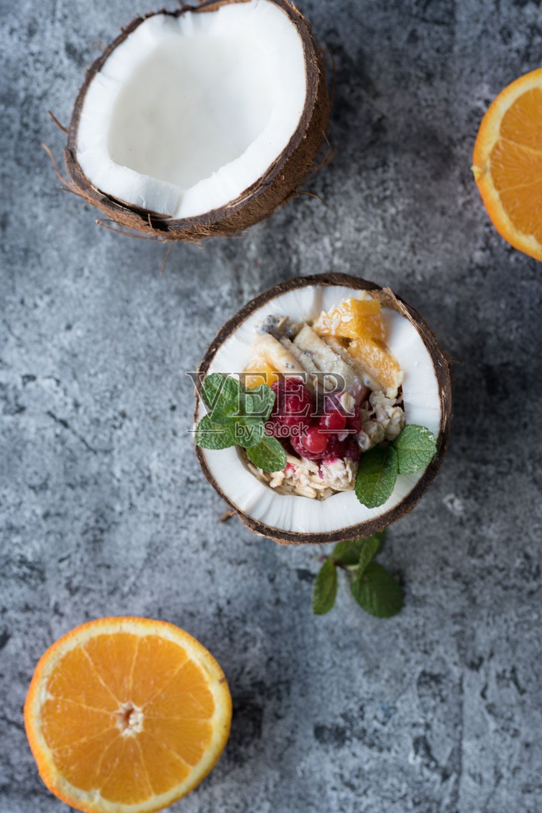 碗里有奇亚籽、香蕉和橙子的燕麦片照片摄影图片